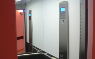 Image Ascenseur porte ouverte  contraste couleur et aspect technique - Résidence pour personnes en situation de handicap moteur en Creuse