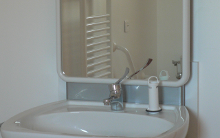 Image Salle de bain lavabo miroir intégré - Résidence pour personnes en situation de handicap moteur en Creuse