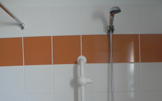 Image Salle de bain orange équipement douche - Résidence pour personnes en situation de handicap moteur en Creuse