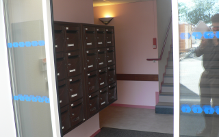 Image Entrée immeuble avec bloc boites à lettres - Résidence pour personnes en situation de handicap moteur en Creuse